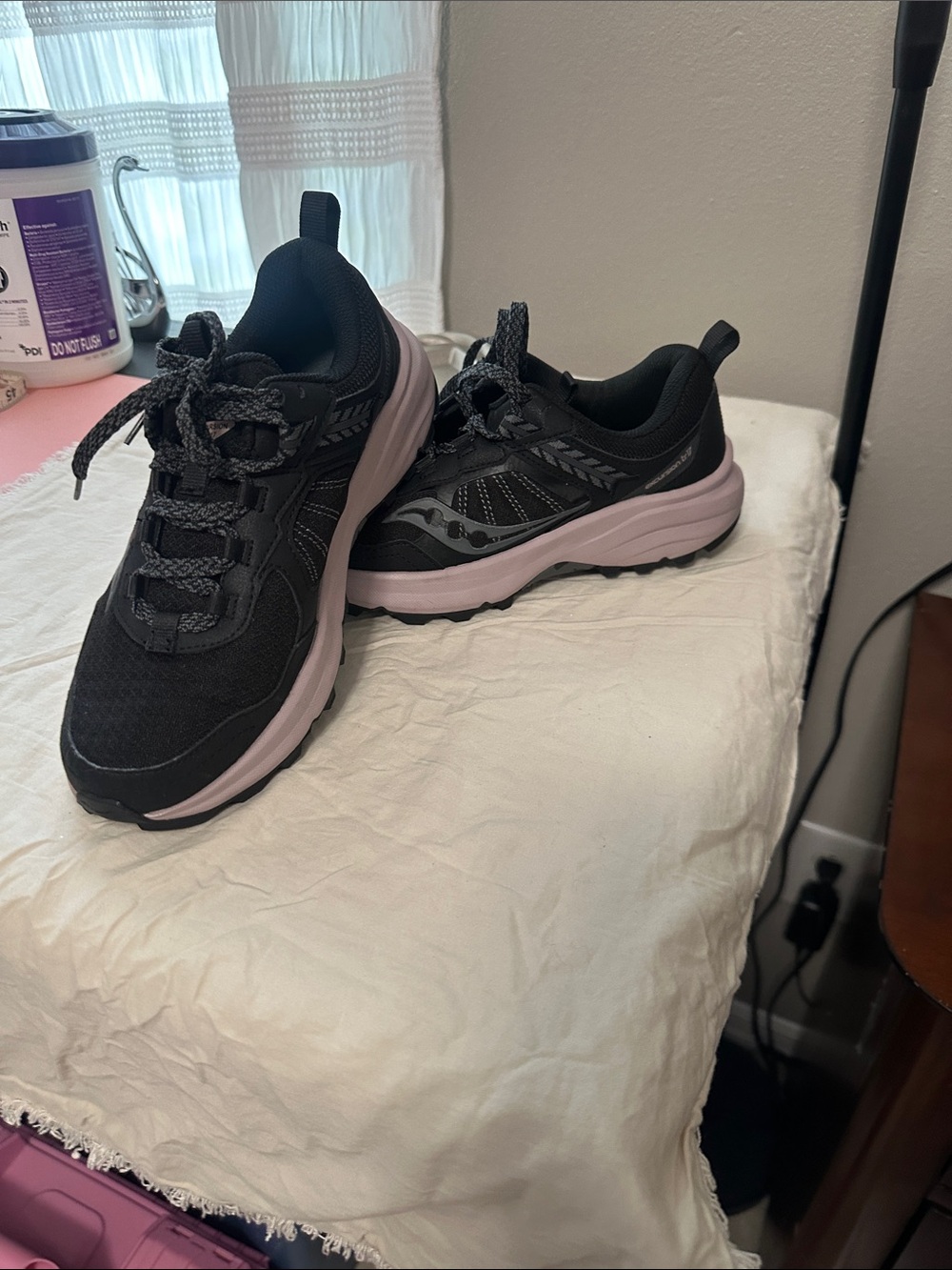 Women’s Black & Light lavender  Athletic Sneakers Sz 8 by Saucony Excursion TR17